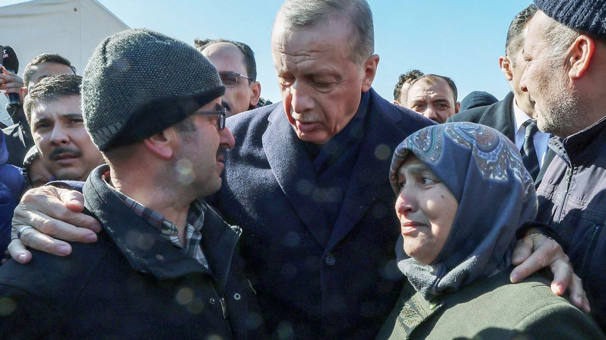 Erdogan hněv neodrazil. Zasažené oblasti se dožadují paliva i jídla
